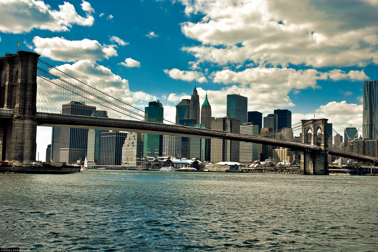 Бруклинский мост на фоне  нижнего Манхеттена.