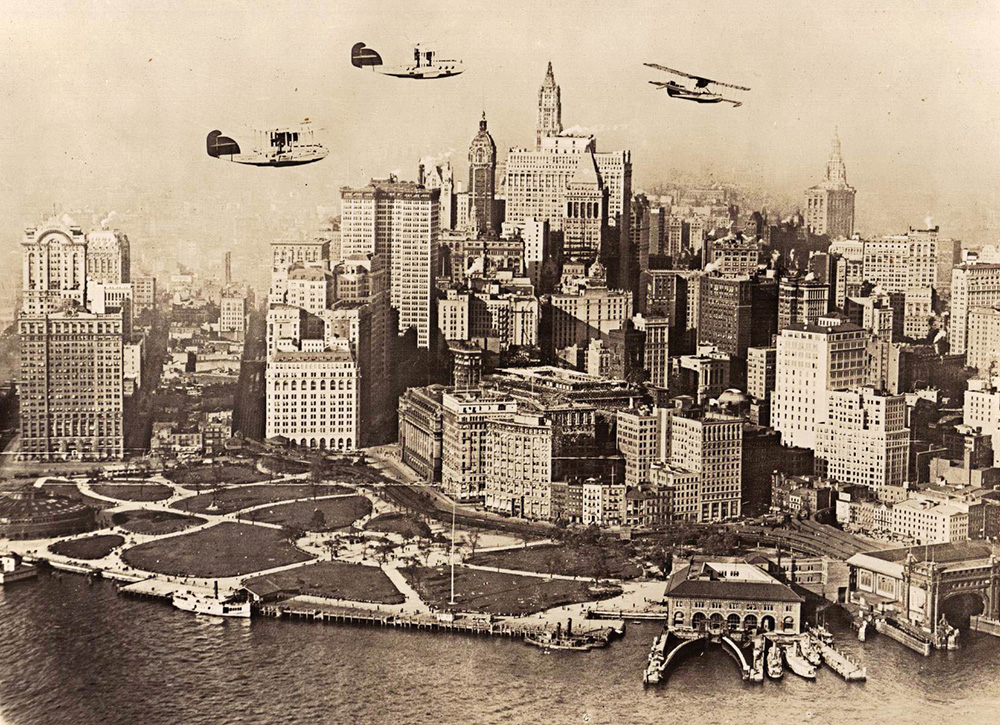 1922 год. Три летающих лодки Aeromarine - две модели 75 и одна 85 в небе над нижним манхеттеном. В East River, реке которая омываетя восточный берег манхеттена до сих пор есть действущий вокзал для летающих лодок.