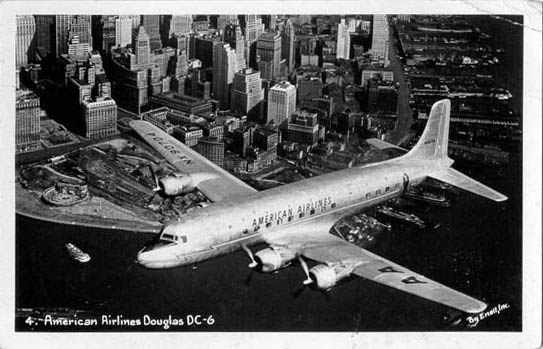 Пассажирский самолет Douglas DC-6 компании American Airlines. Конец 1940ых. Нью-Йорк обслуживают 3 аеропорта - поэтому в небе над городом всегда кружат много самолетов. Я как-то вечером насчитал 27 бортов в очереди на посадку. Пробка!