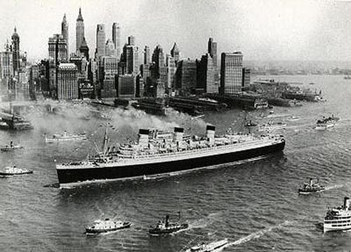 Трансатлантический пассажирский лайнер Queen Mary компании Cunard. Пассажирский лайнеры и сейчас проходят мимо 1 West Street по направлению к пассажирскому терминалу на 47 улице.